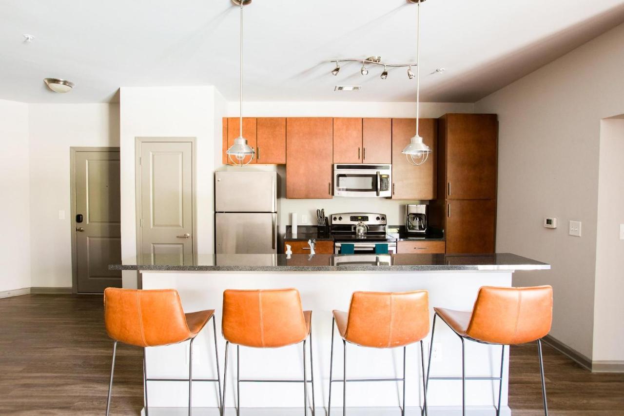 Ferienwohnung Black Swan - Heart Of Downtown - Midcentury With Patio Greenville Exterior foto